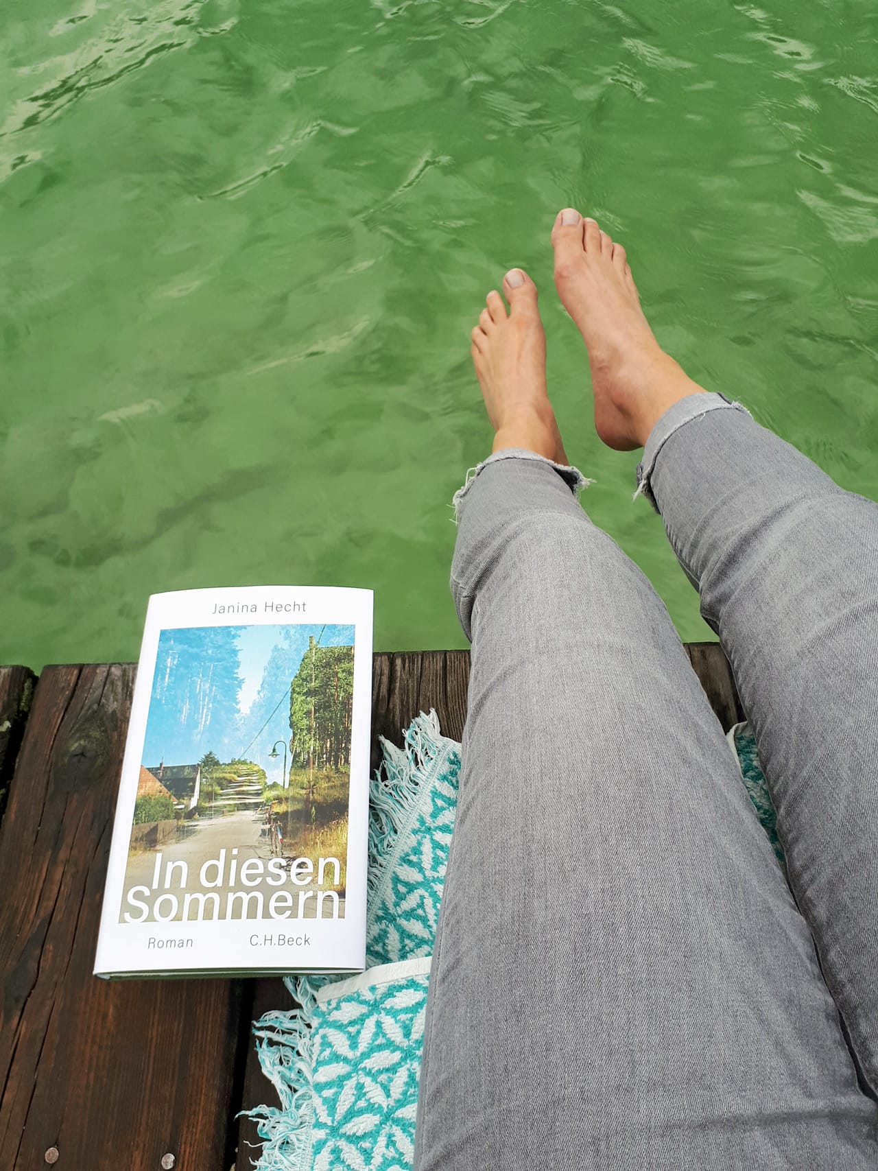 „Starker Erzählsog: Im Debütroman „In diesen Sommern“ von Janina Hecht geht es ruhig und bewegend zugleich zu – ich habe das Buch an einem Nachmittag ausgelesen.